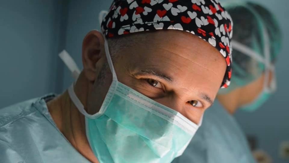 Dr Giulio Maria Maggi in the operating theatre: frame from the Aesthetic Clinic presentation video